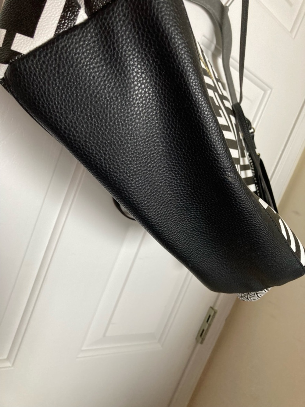 Liz Claiborne Black and White Geometric Tote with Matching Pouch - Picture 4 of 6
